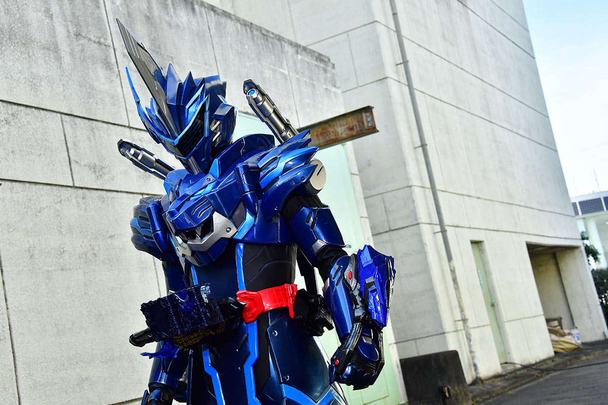 ブレイズ強化フォーム 青と白がベースのライダーの姿 たてがみなのか 白く長い髪のような意匠が確認できる ニチアサエイト