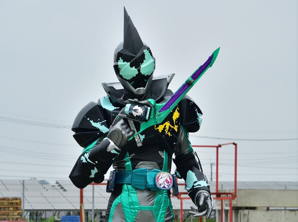 仮面ライダーエビル変身アイテム ツーサイドライバーの発売は11月予定 大二の人格がメインとなる仮面ライダーライブへの変身用ギミックが明かせないため 登場から時間をおいての発売となる ニチアサエイト